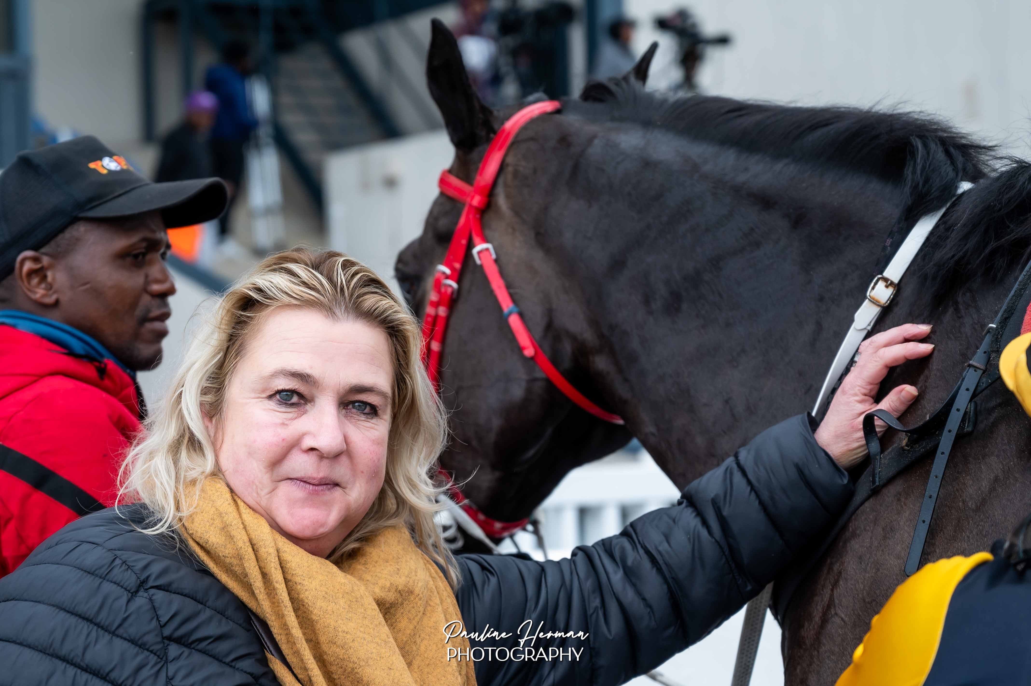 Juan Carlos looks the value in Glenlair Trophy